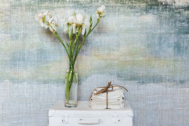 Eine weiße Couch mit vielen Kissen darauf