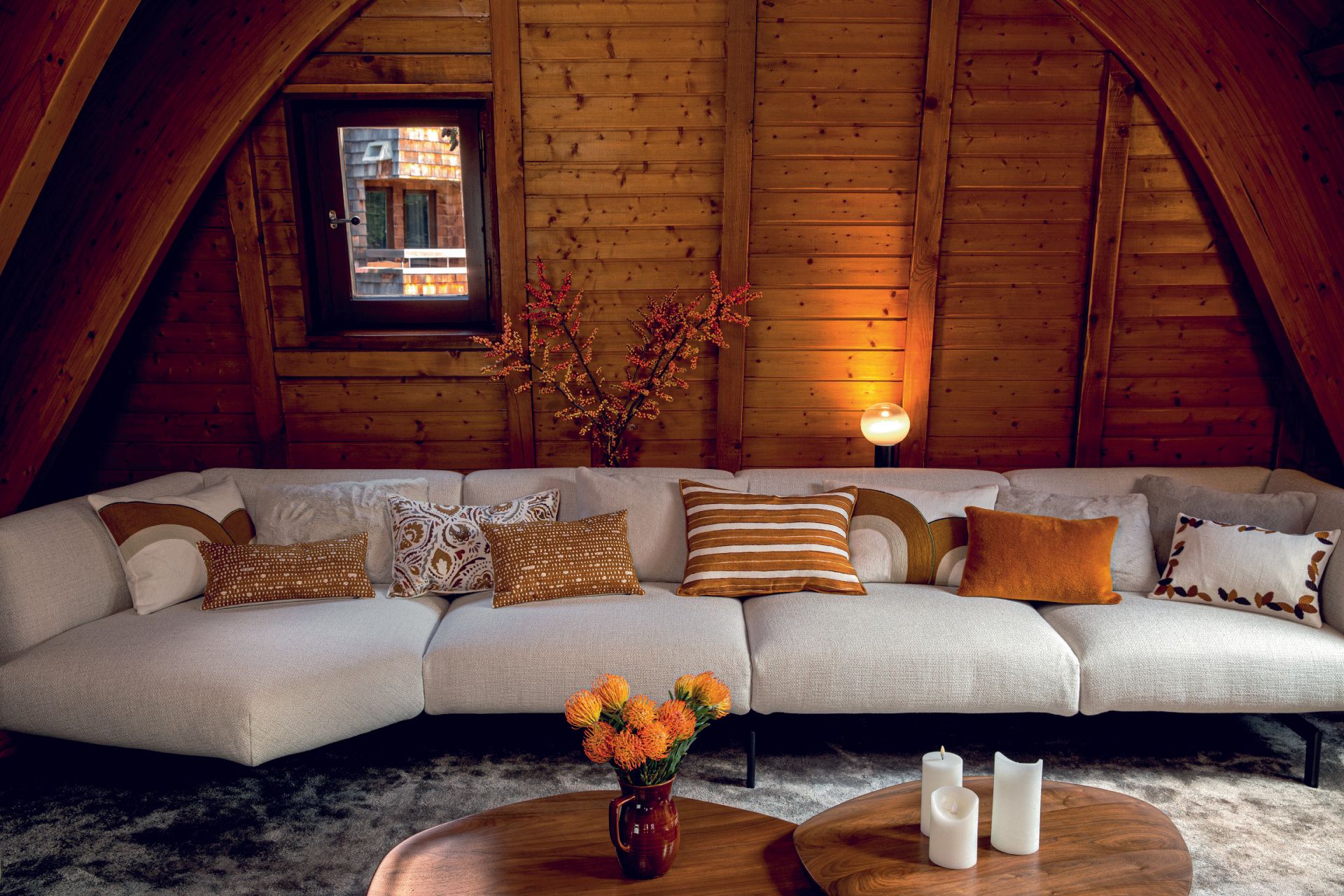 Ein Wohnzimmer mit einer Couch und einem Couchtisch