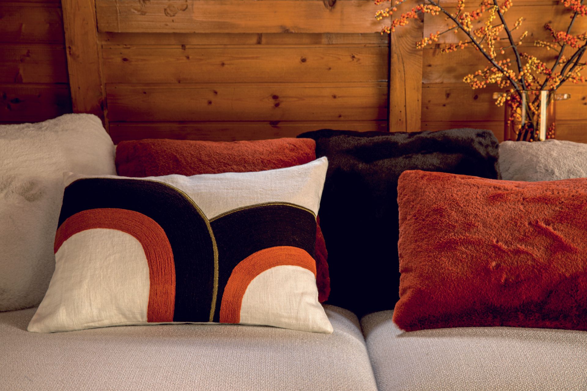 Eine Couch mit einem Haufen Kissen darauf