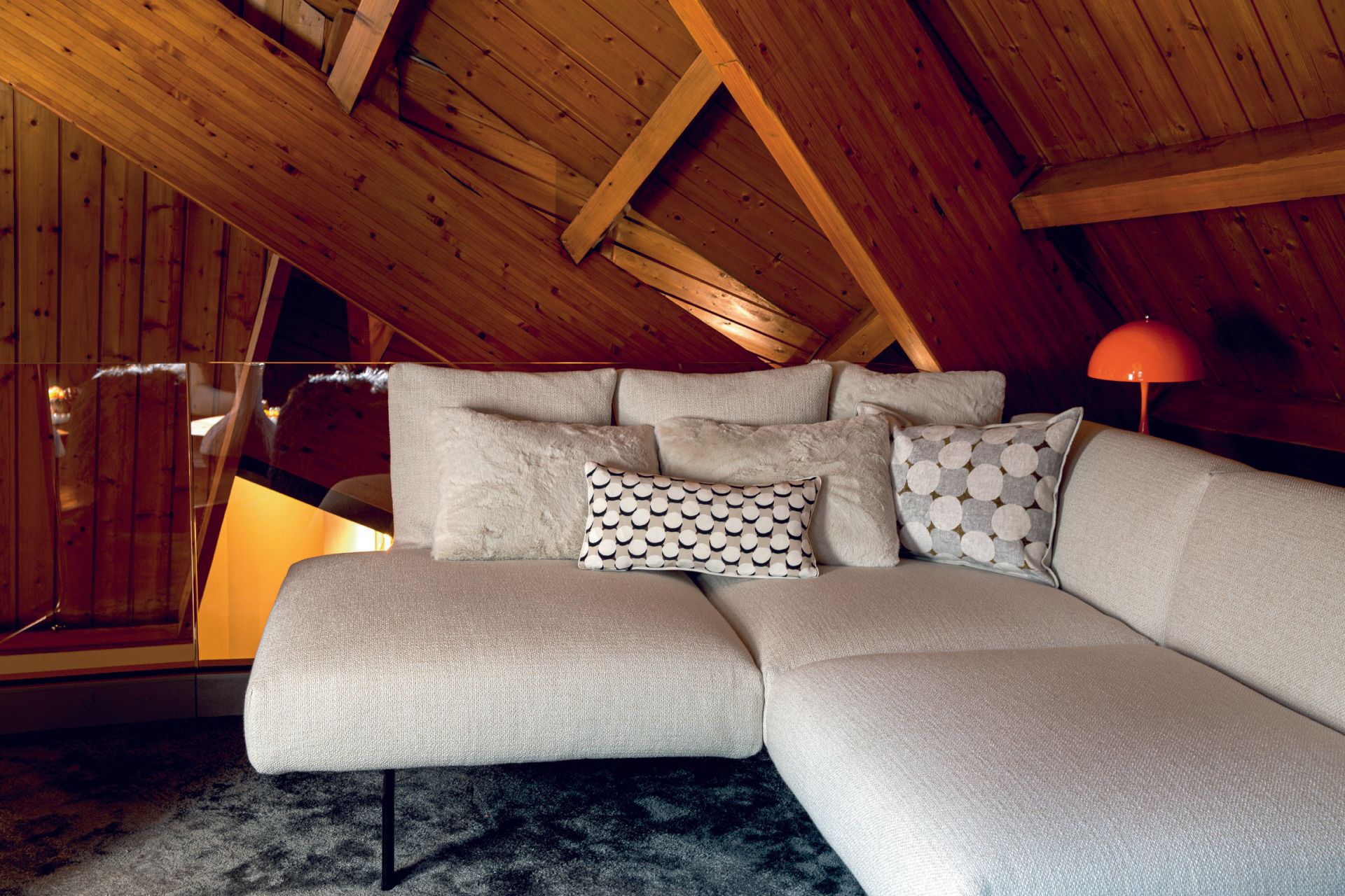 Ein Wohnzimmer mit Couch und Kissen im Dachgeschoss