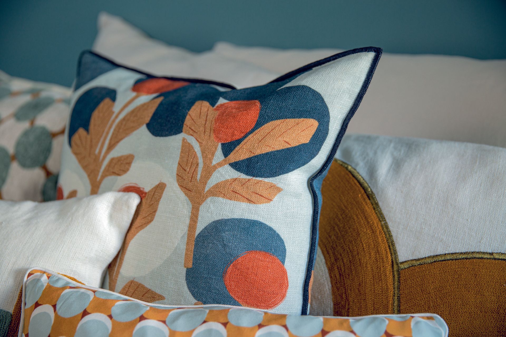 Eine Nahaufnahme eines Kissens auf einem Sofa mit anderen Kissen.