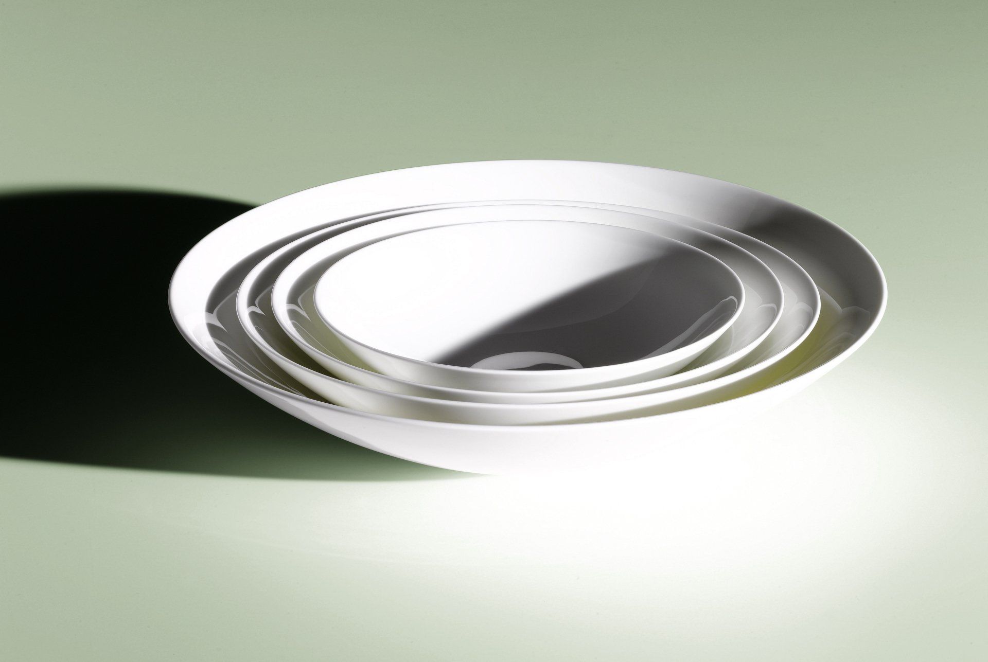 Drei weiße Schüsseln sind übereinander gestapelt