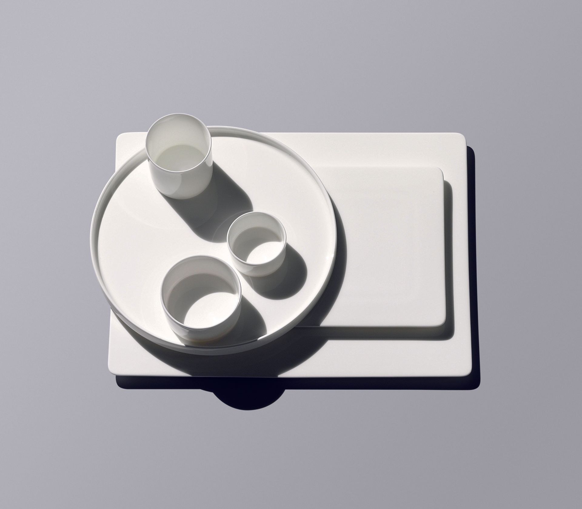 Ein Tablett mit einer Schüssel und zwei Tassen darauf