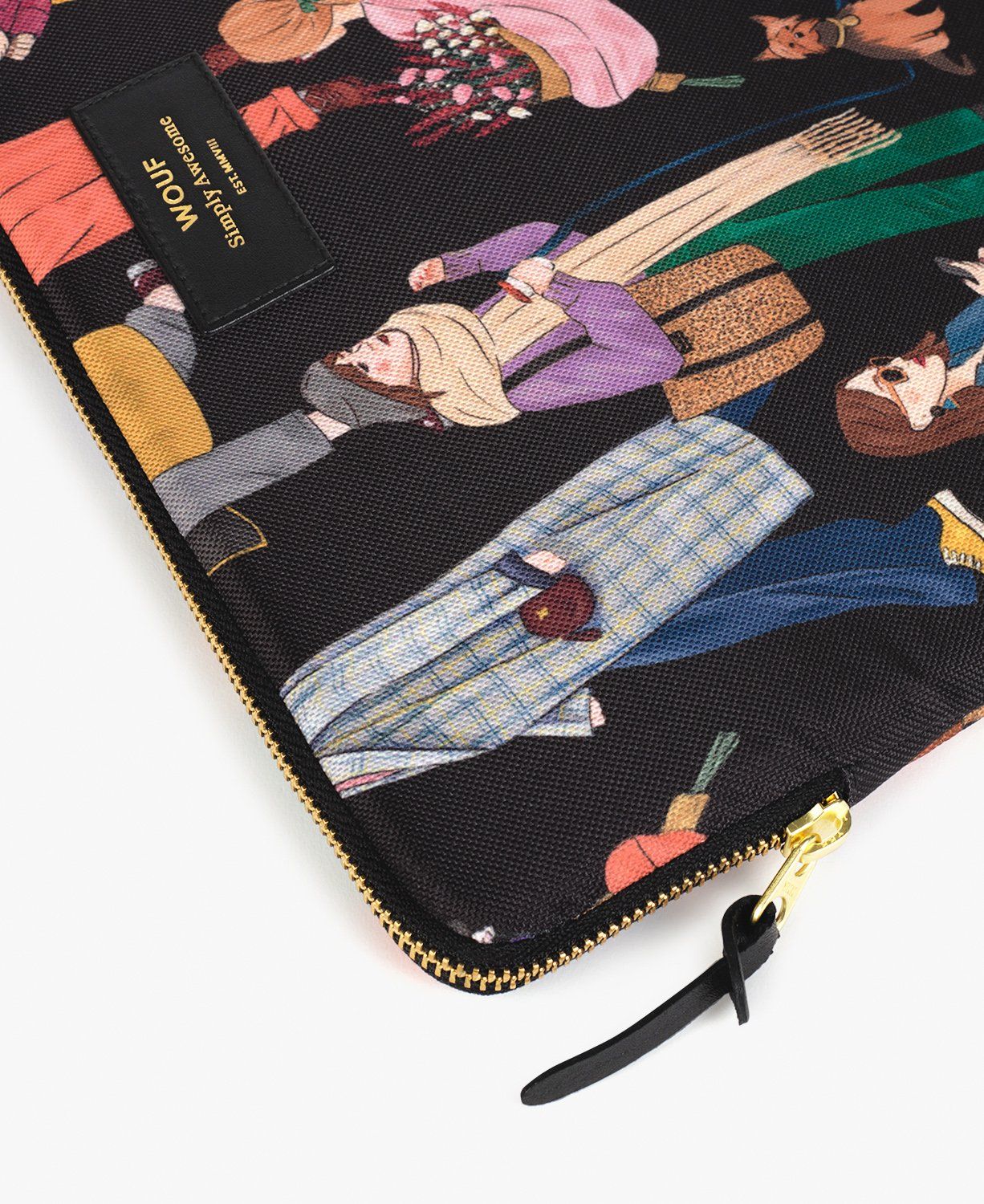 Eine schwarze Handtasche mit Reißverschluss und einem Gemälde von Menschen darauf