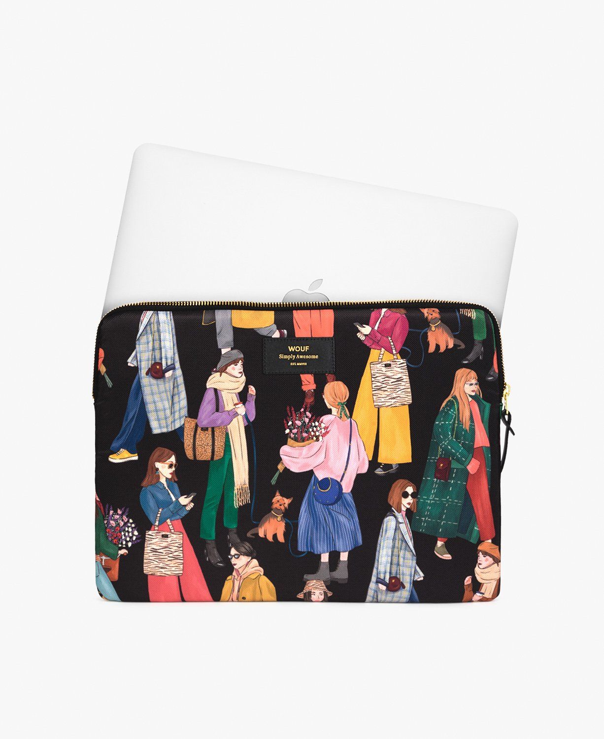 Auf einem Laptop liegt eine Laptoptasche mit einem Muster von Menschen darauf.