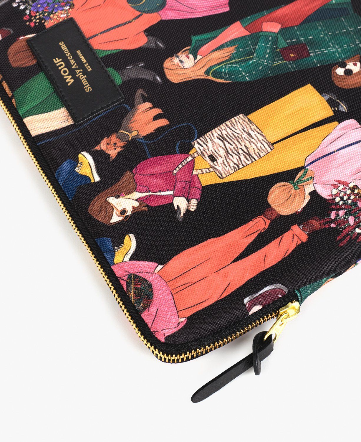 Eine Nahaufnahme einer Handtasche mit einer Zeichnung von Menschen darauf