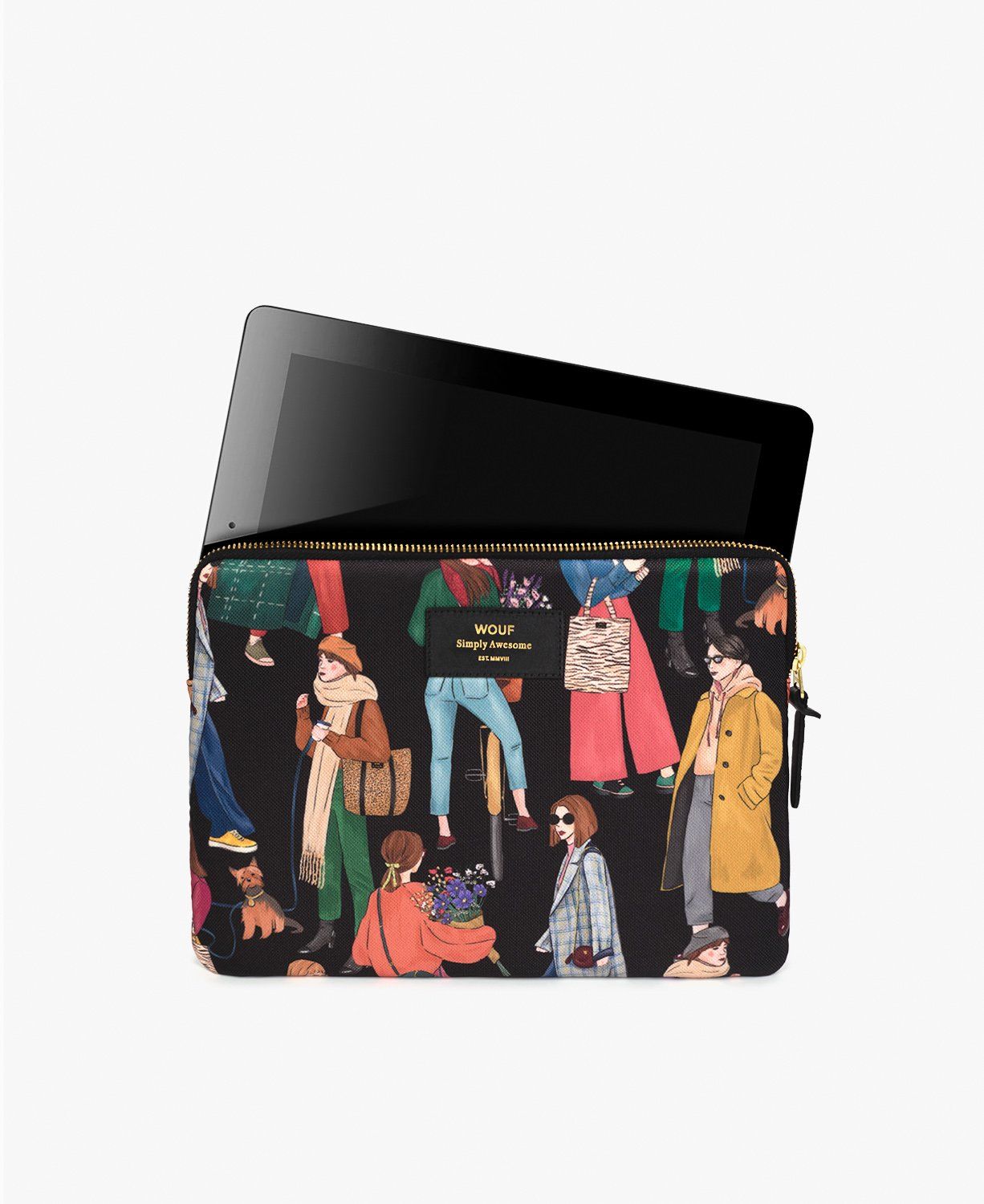 In einer Hülle befindet sich ein Tablet mit Personen darauf.