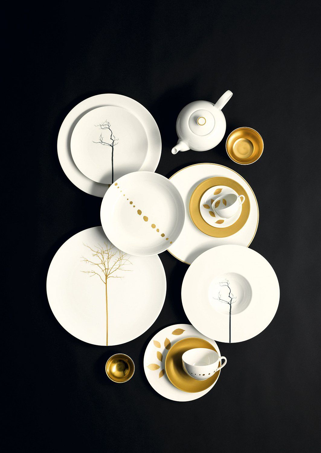 Ein Haufen Teller und Tassen auf schwarzem Hintergrund