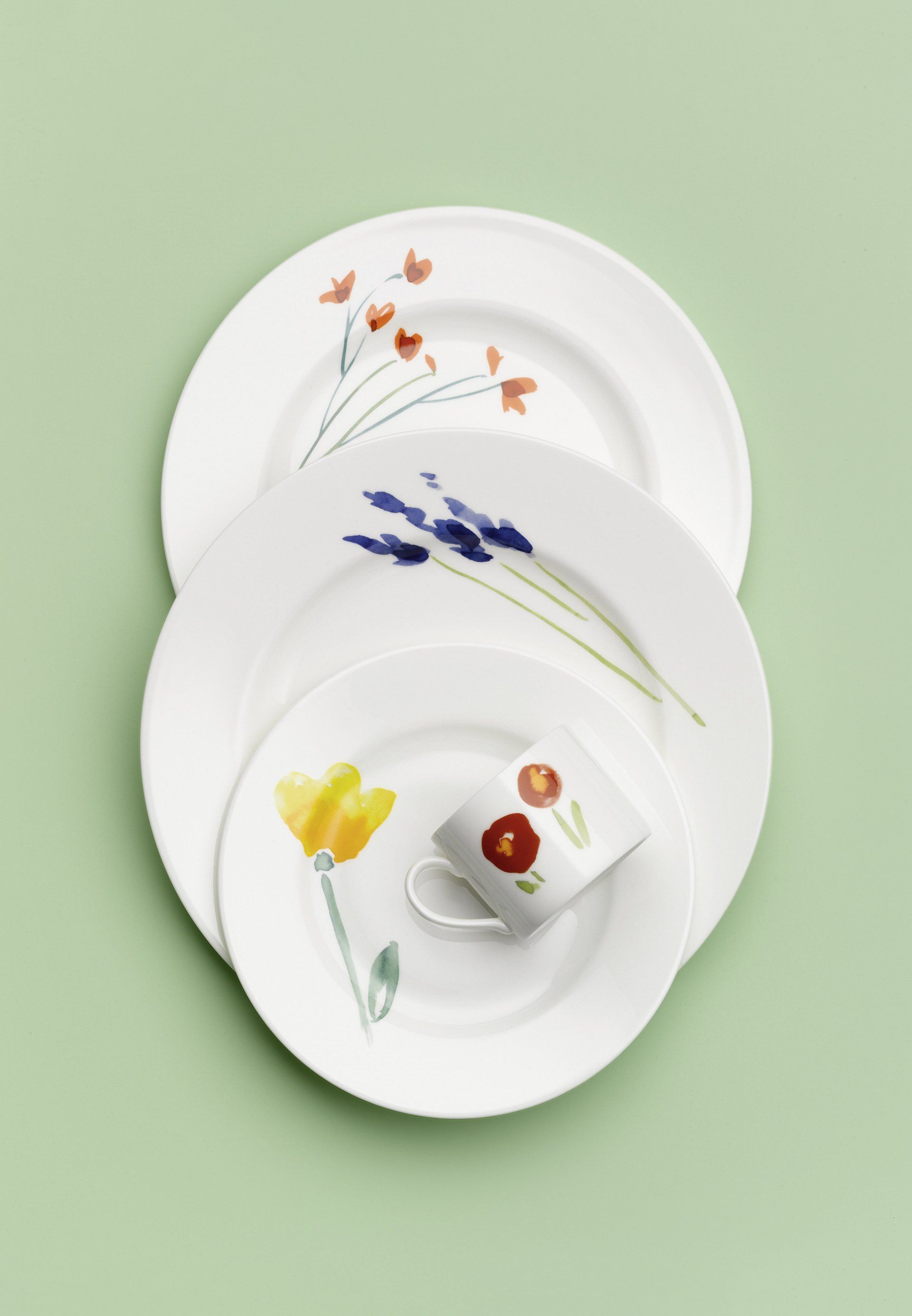 Ein Stapel weißer Teller mit Blumen darauf