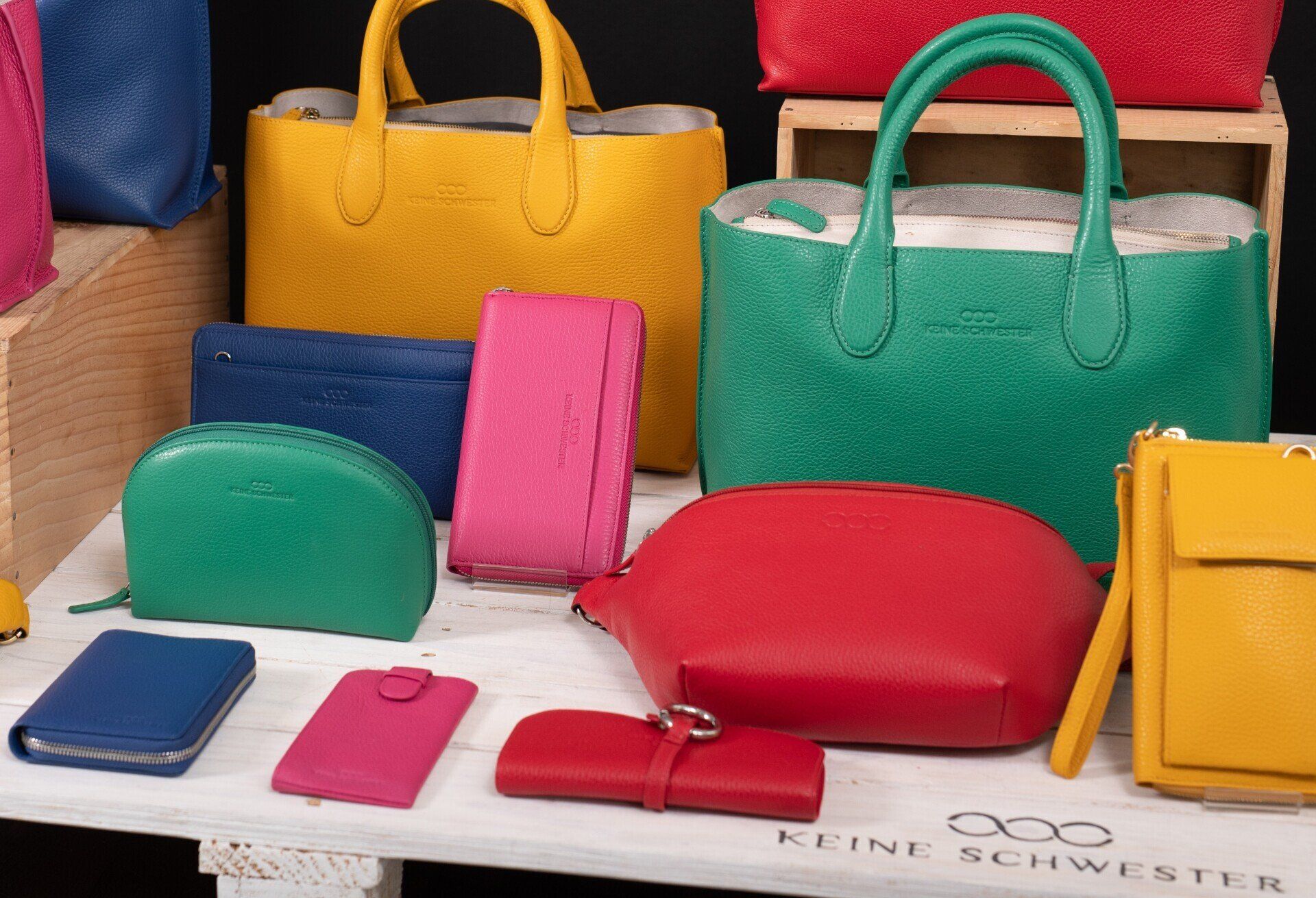 Ein Haufen bunter Handtaschen und Geldbörsen auf einem Tisch