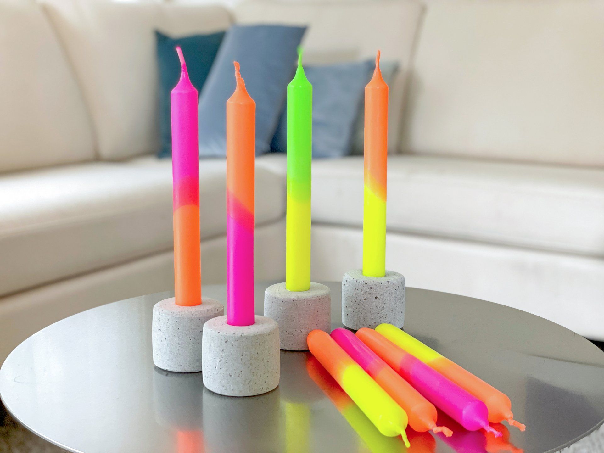 Neonkerzen stehen auf einem Tisch in einem Wohnzimmer.