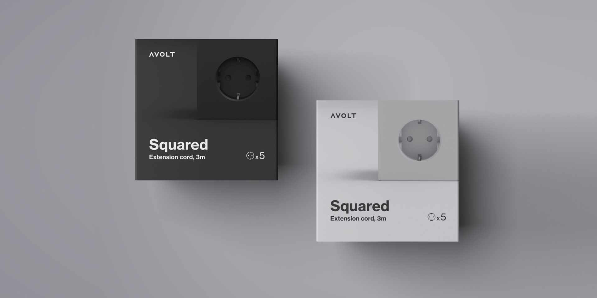 Zwei Kisten stehen nebeneinander auf einem Tisch.