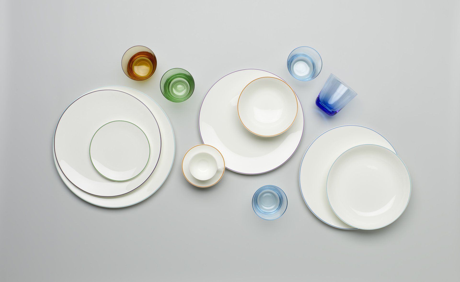 Ein Haufen Teller und Schüsseln auf einem Tisch