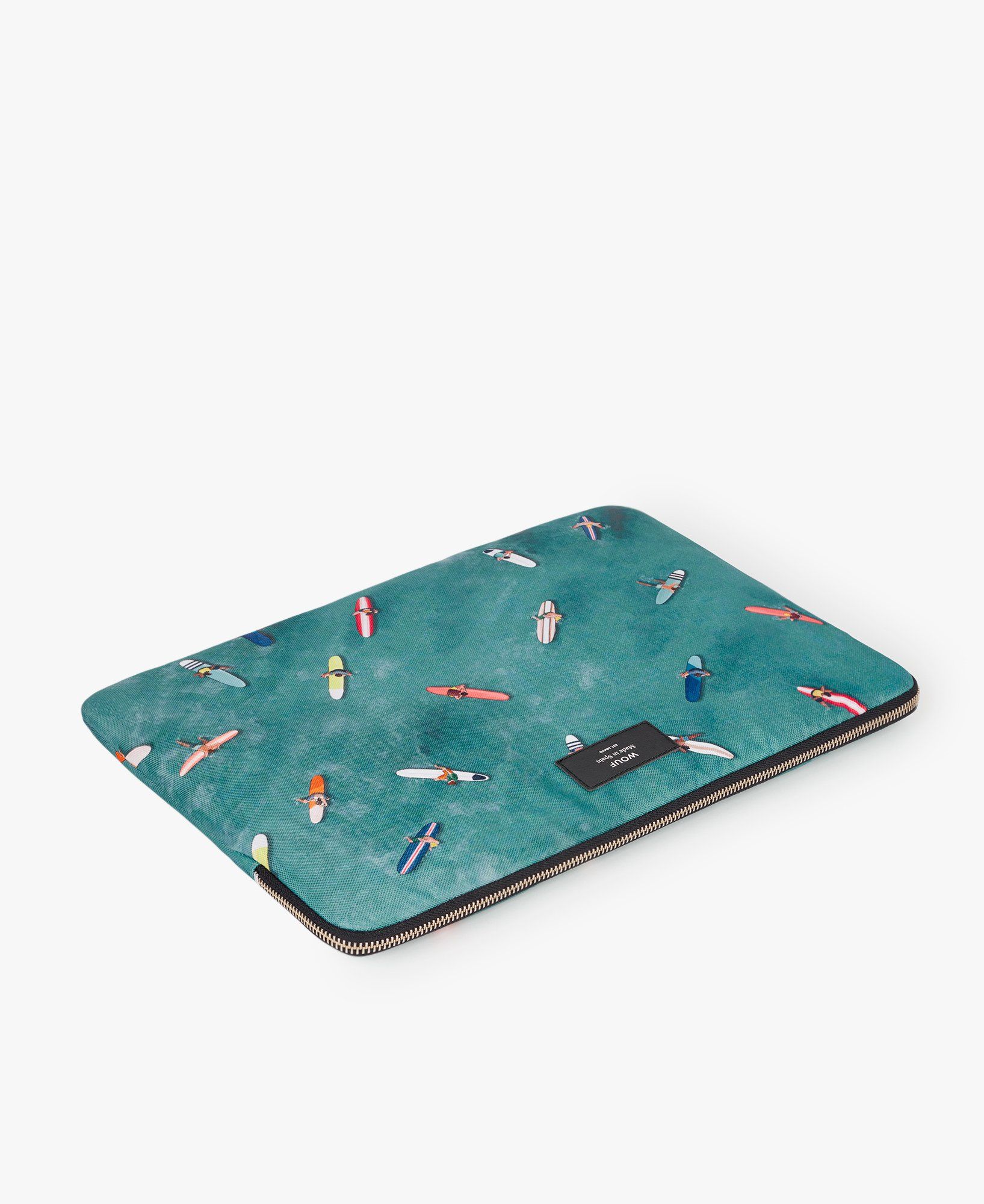 Ein Untersetzer mit einem Bild von Surfern darauf.