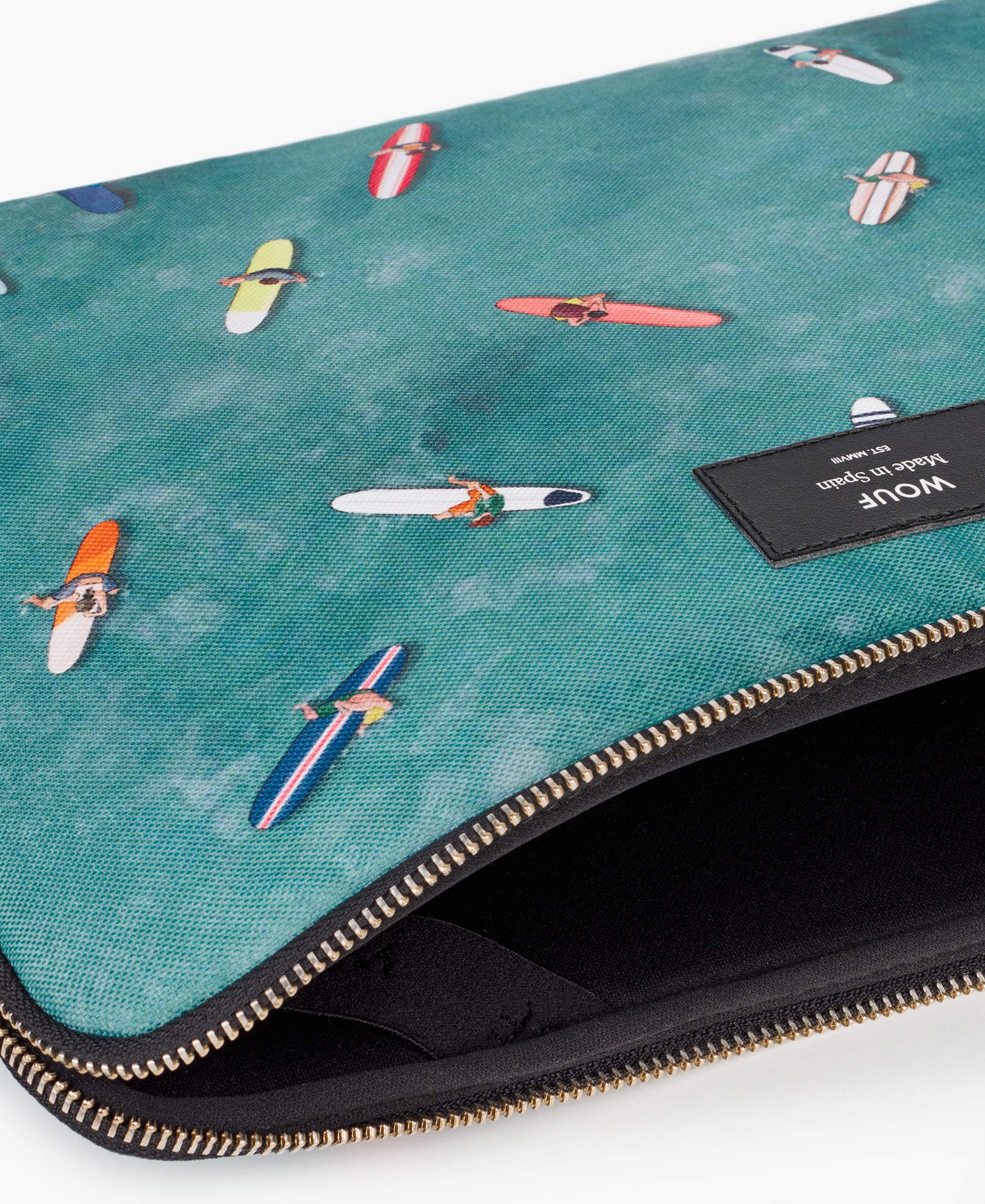 Eine Nahaufnahme einer Laptoptasche mit Surfbrettern darauf