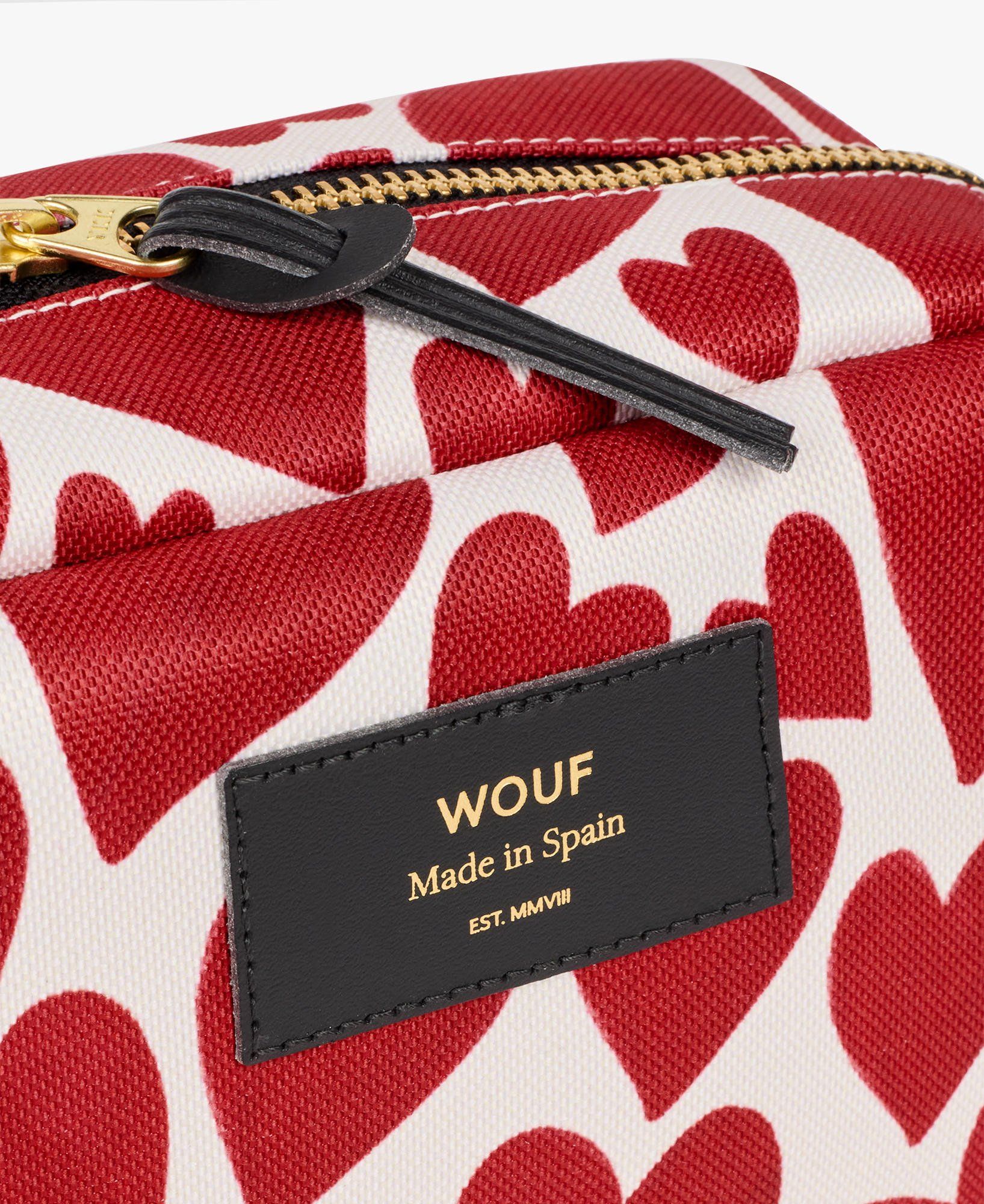 Eine rot-weiße Handtasche aus Spanien mit Herzen darauf