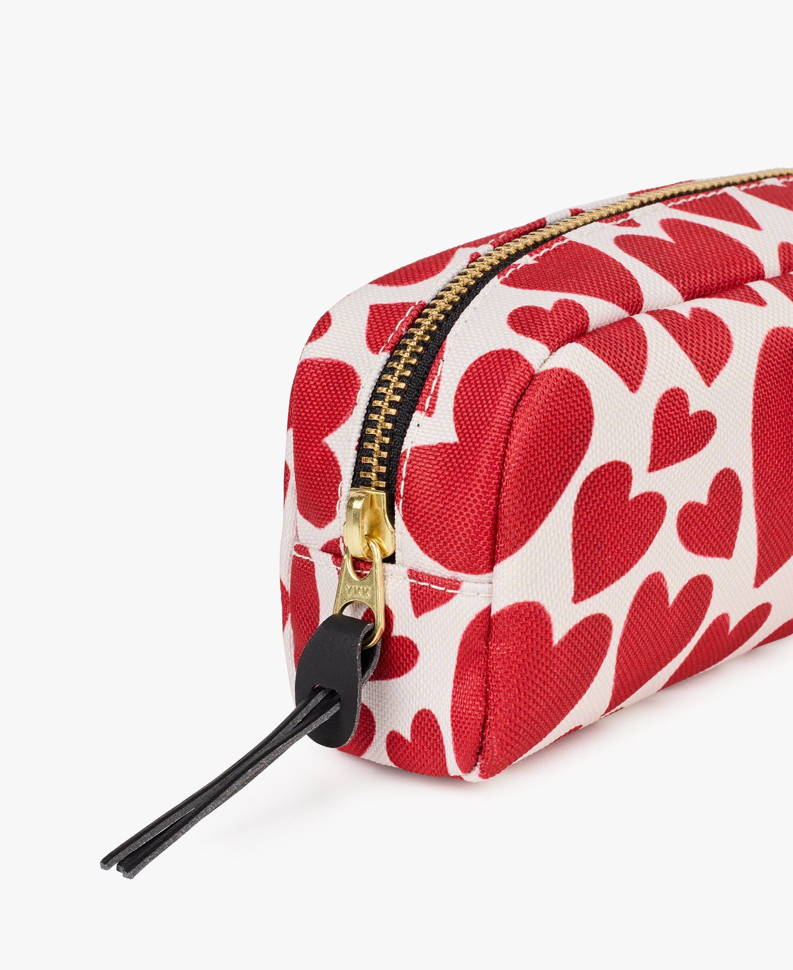 Ein rot-weißes Federmäppchen mit Herzen darauf