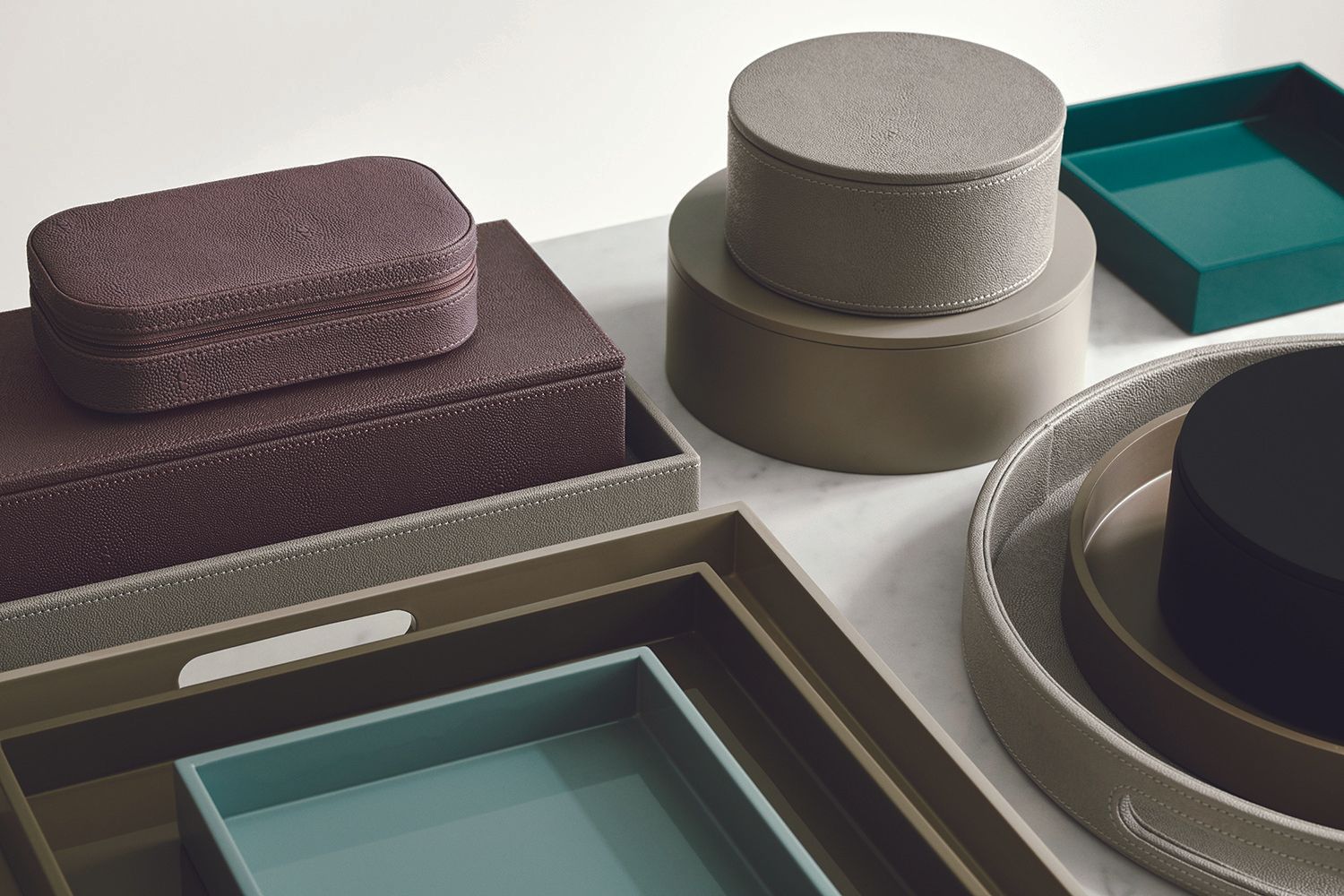 Auf einem Tisch sind mehrere Kisten und Tabletts übereinander gestapelt.