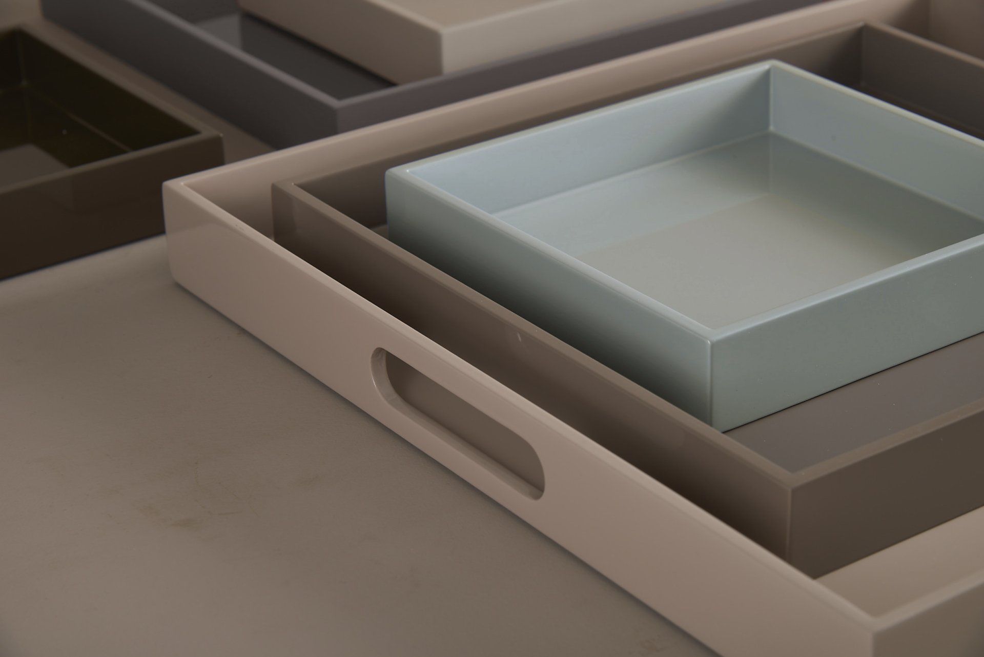 Drei Tabletts sind übereinander auf einem Tisch gestapelt