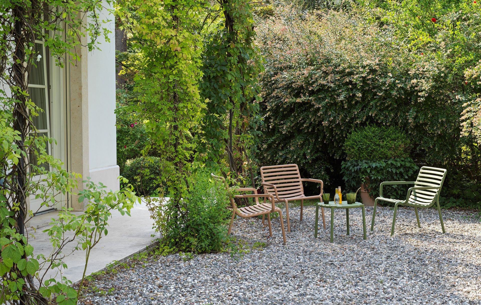 Eine Terrasse mit Stühlen und einem Tisch vor einem Haus.