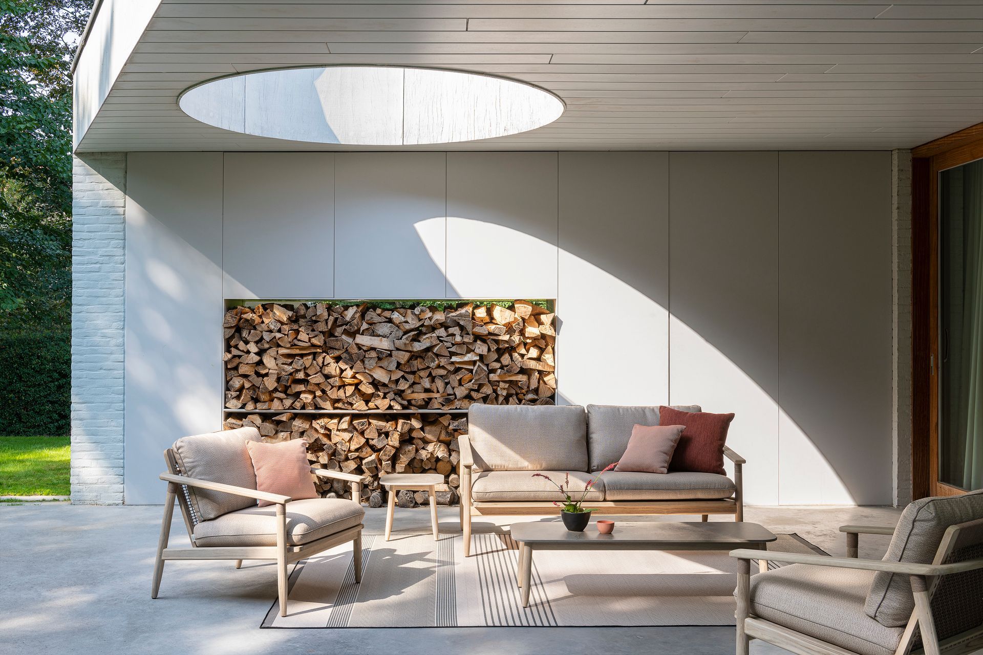 Eine Terrasse mit Sofa, Stühlen und Tisch.