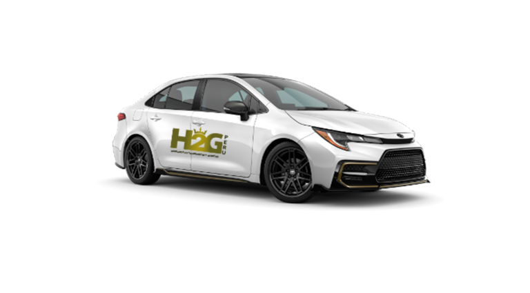 Sedán blanco con el logotipo de H2G en el lateral, mostrado en una vista lateral estilo estudio.