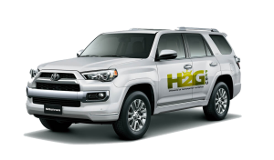 SUV Toyota blanco con el logotipo H2G en el lateral, aislado sobre un fondo blanco.