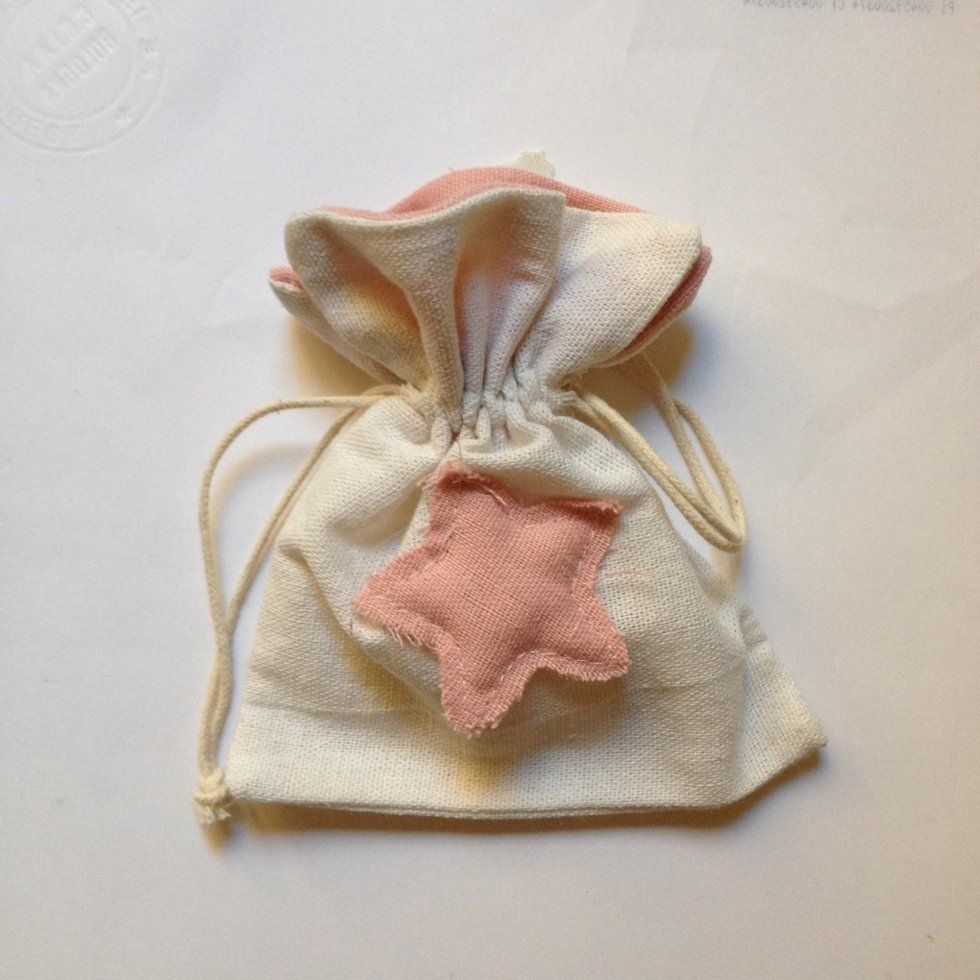 Bomboniera con stella rosa a sacchetto