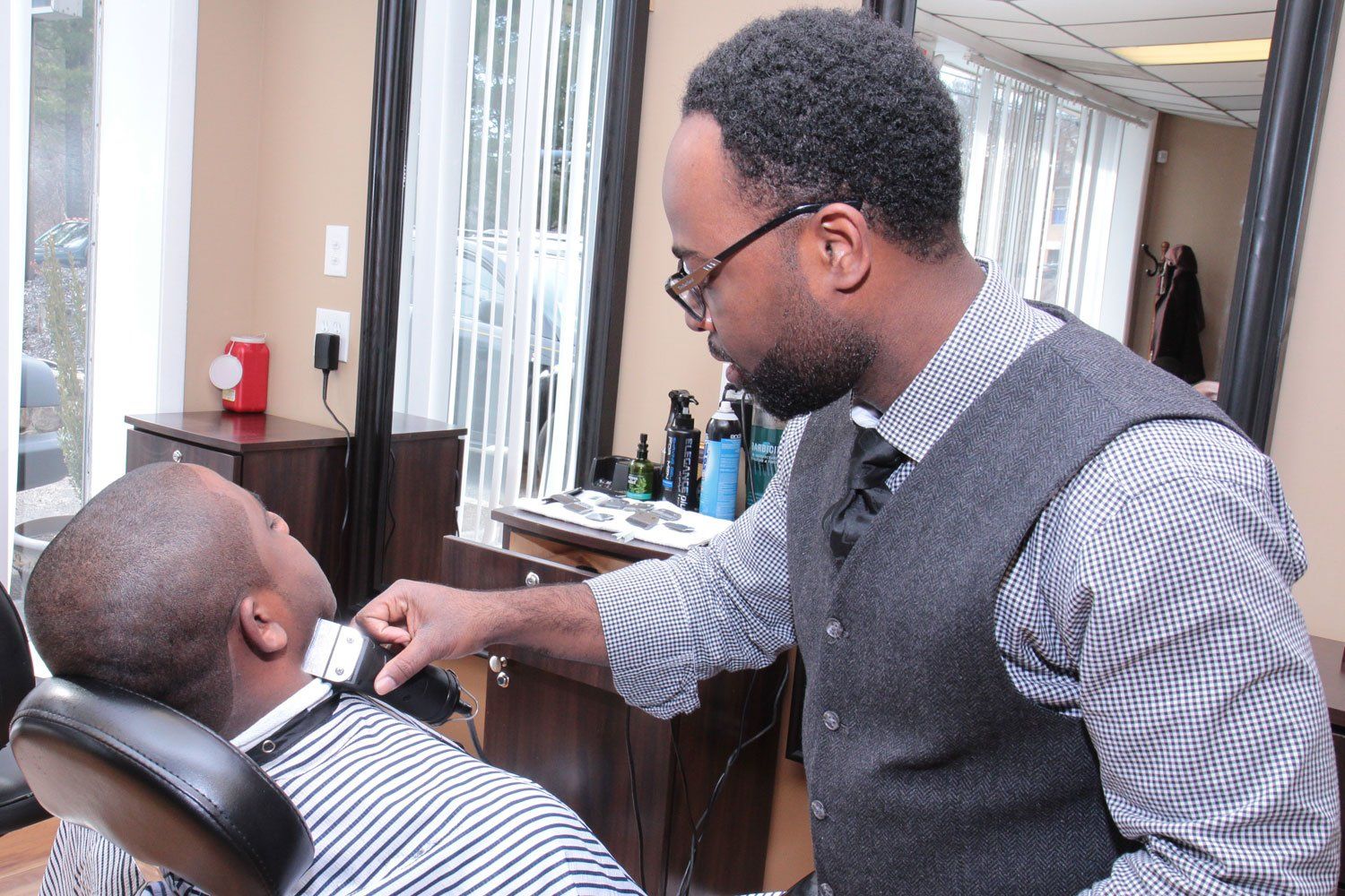 finishing touch mens grooming lounge beard trim
