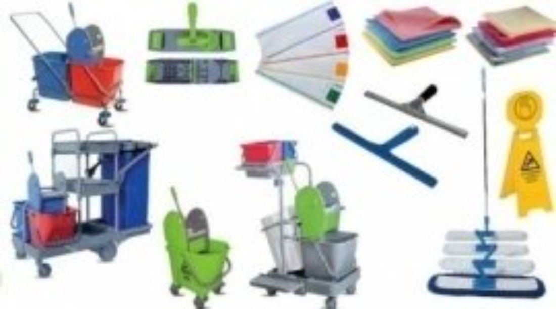 Prodotti per la pulizia: secchi per mocio, carrelli, panni in microfibra, tergivetro, cartelli per pavimenti bagnati e teste per mocio.