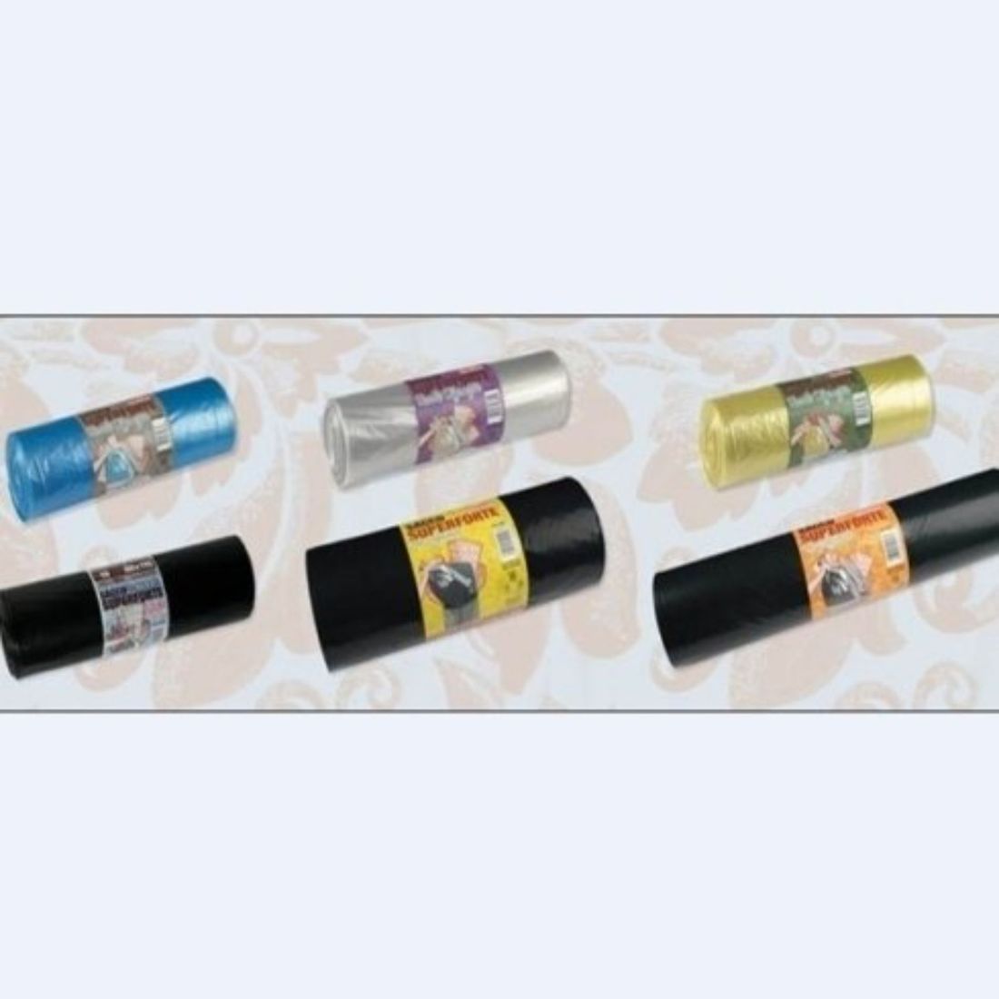 Rotoli di sacchi della spazzatura di vari colori con etichette.