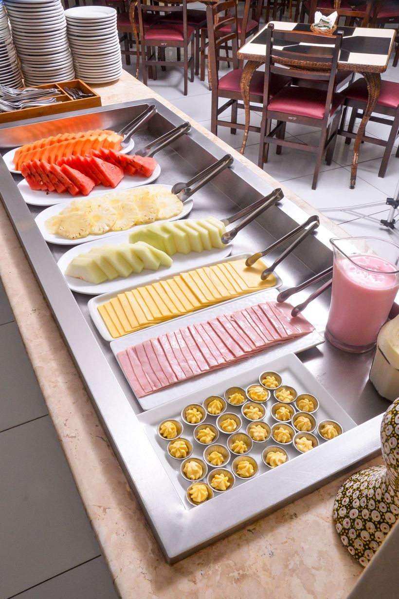 Uma mesa de bufê com uma variedade de comidas