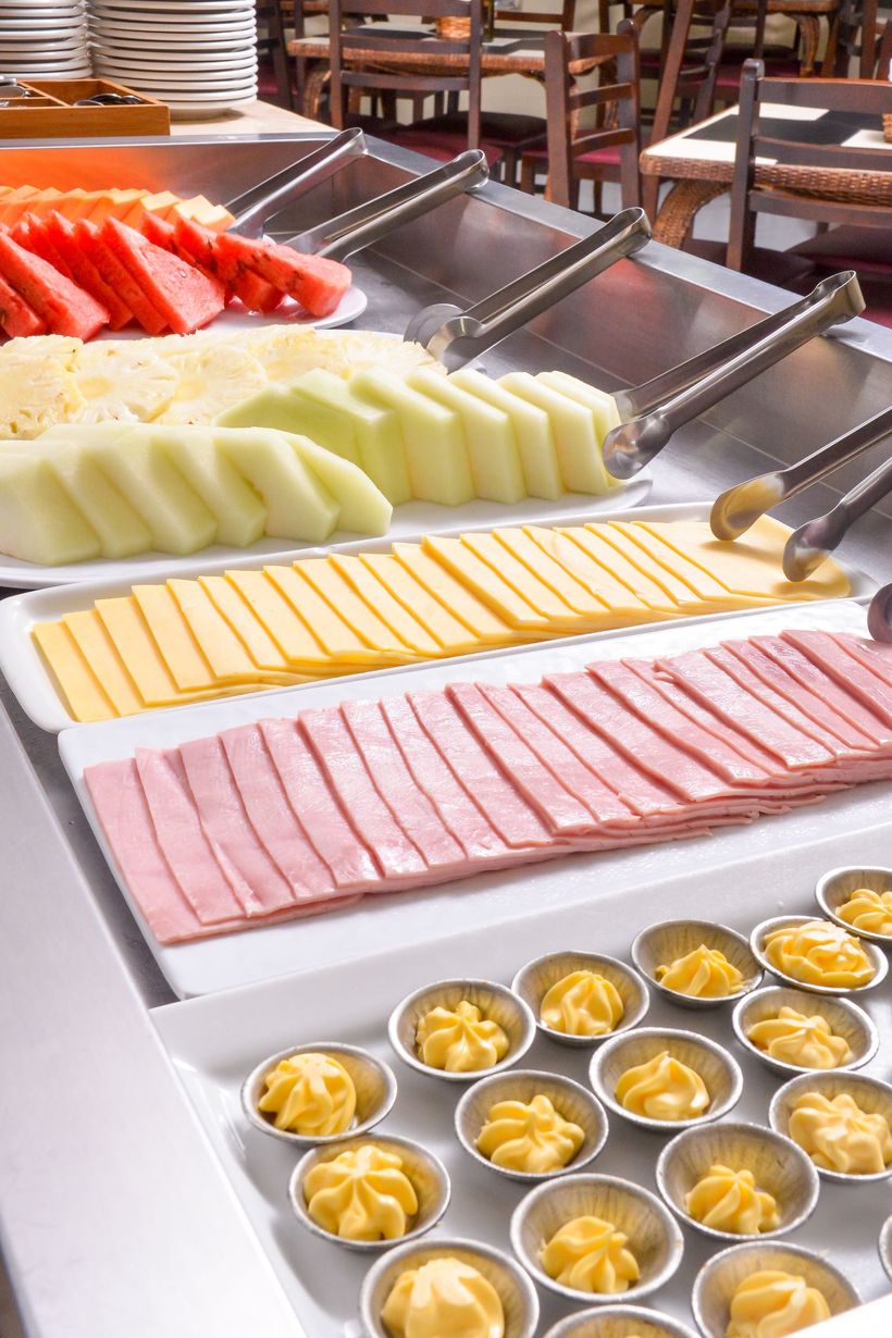 Uma mesa de bufê com uma variedade de comidas em um restaurante.