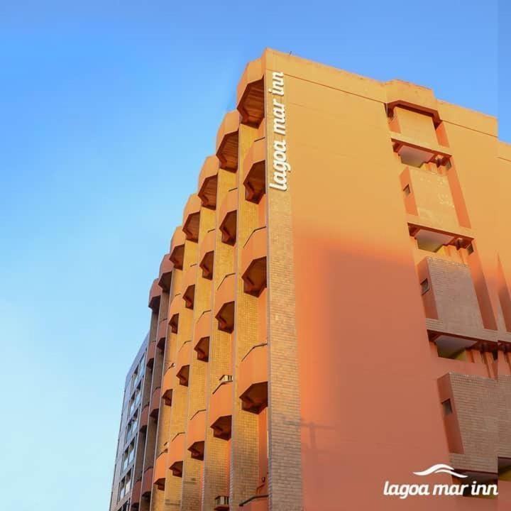 Olhando para o edifício da pousada lagoa mar