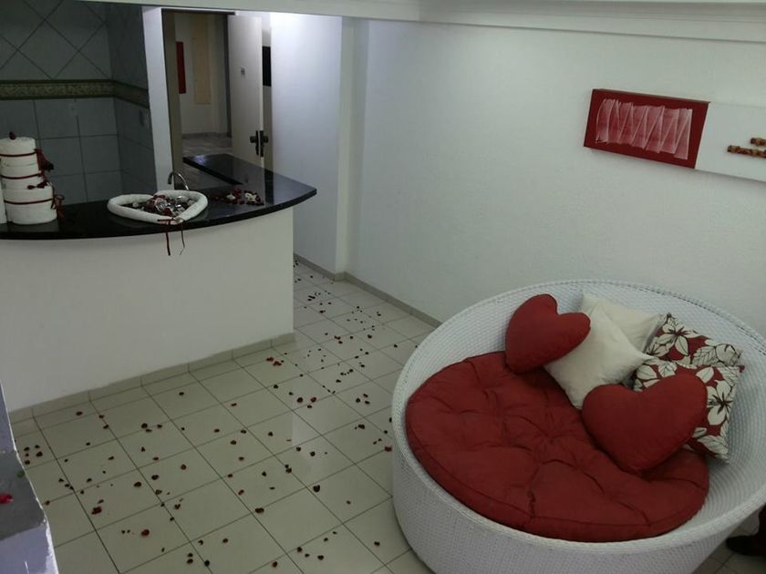 Uma sala de estar com uma cadeira redonda com corações