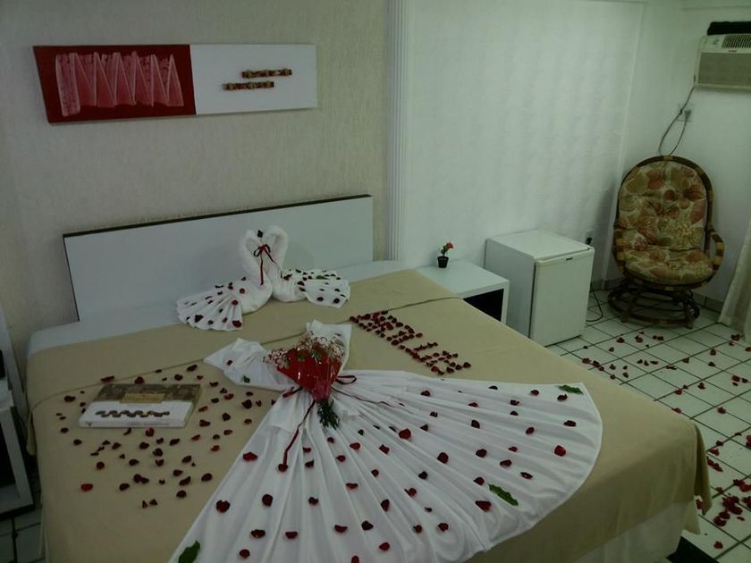 Uma cama em um quarto de hotel decorada para o dia dos namorados