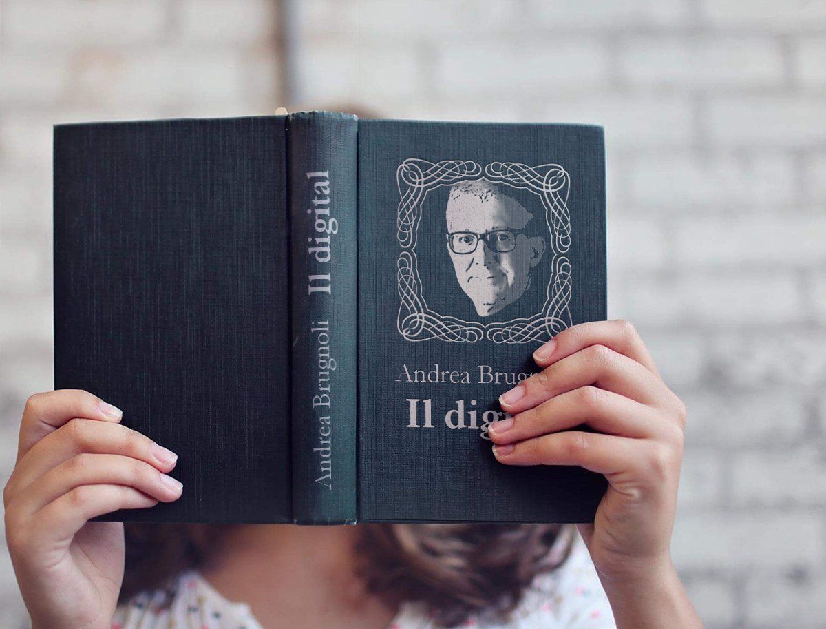 una donna tiene in mano il libro il digital di andrea brugnoli