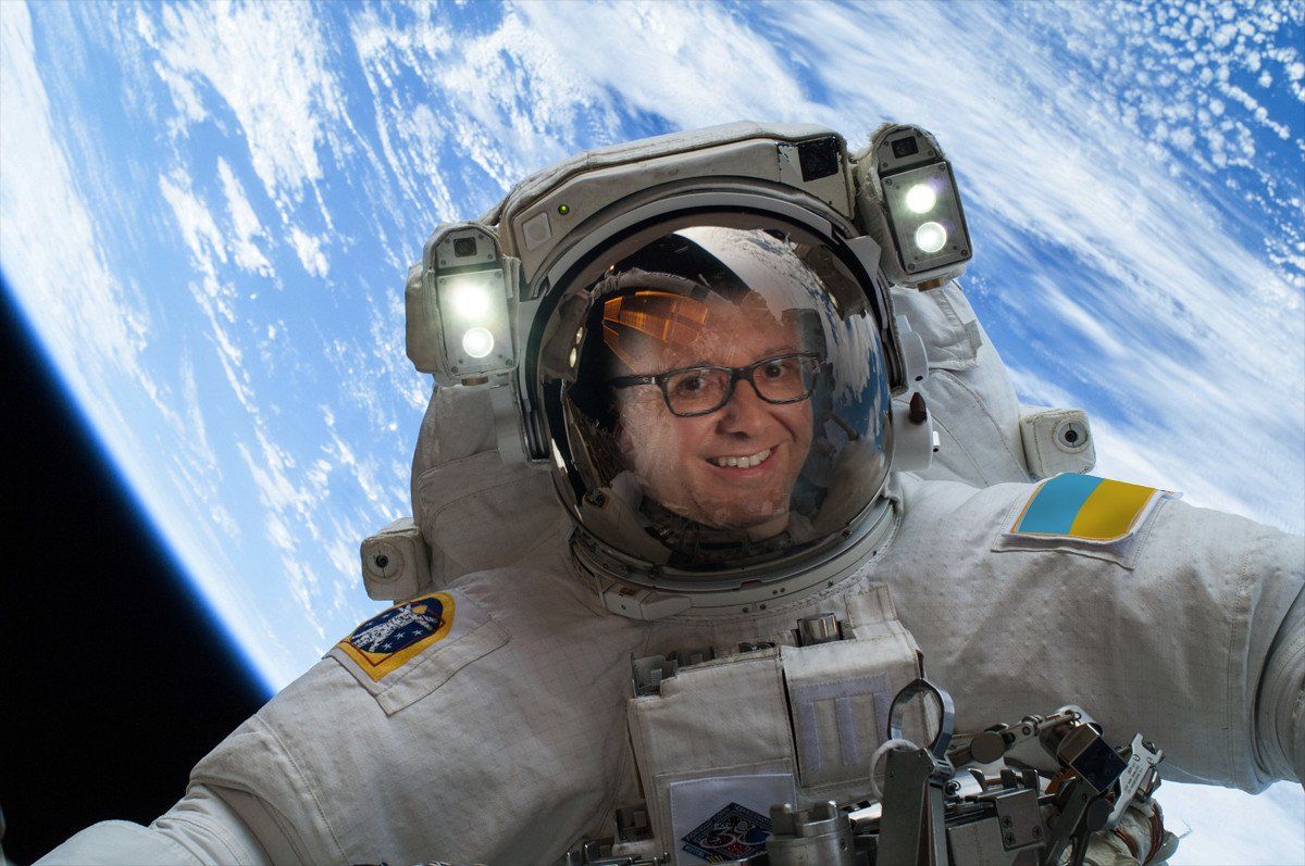 un astronauta sorride mentre indossa un casco e occhiali