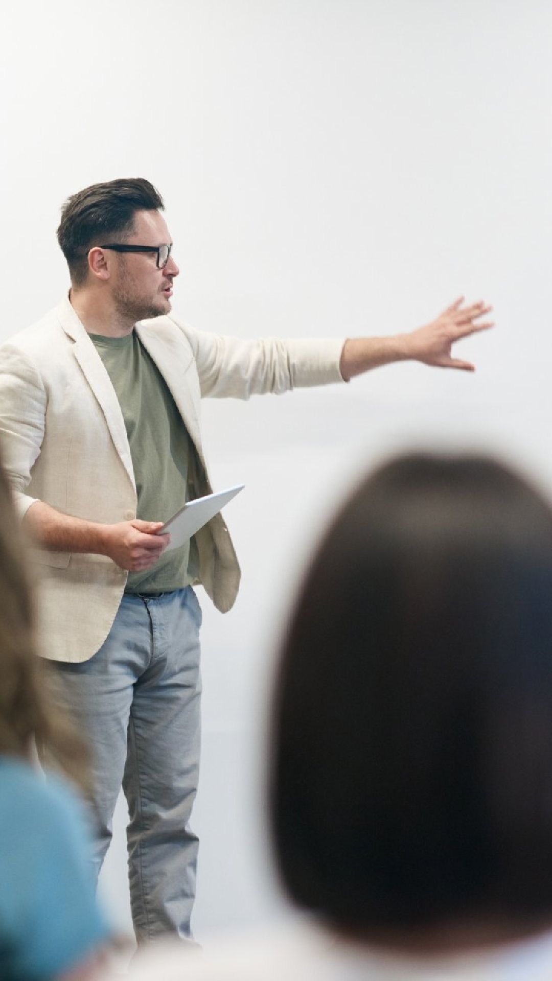 Un uomo sta facendo una presentazione a un gruppo di persone in una classe.