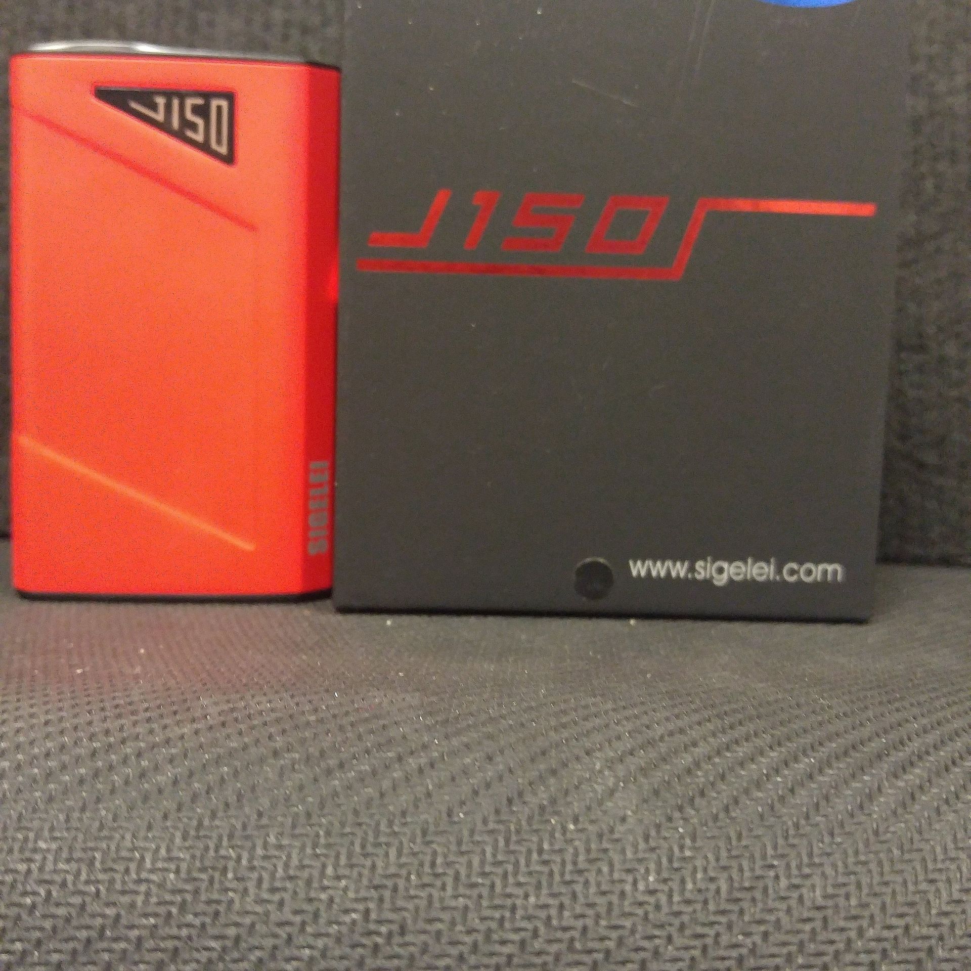 A red sigelei box sits next to a black sigelei box