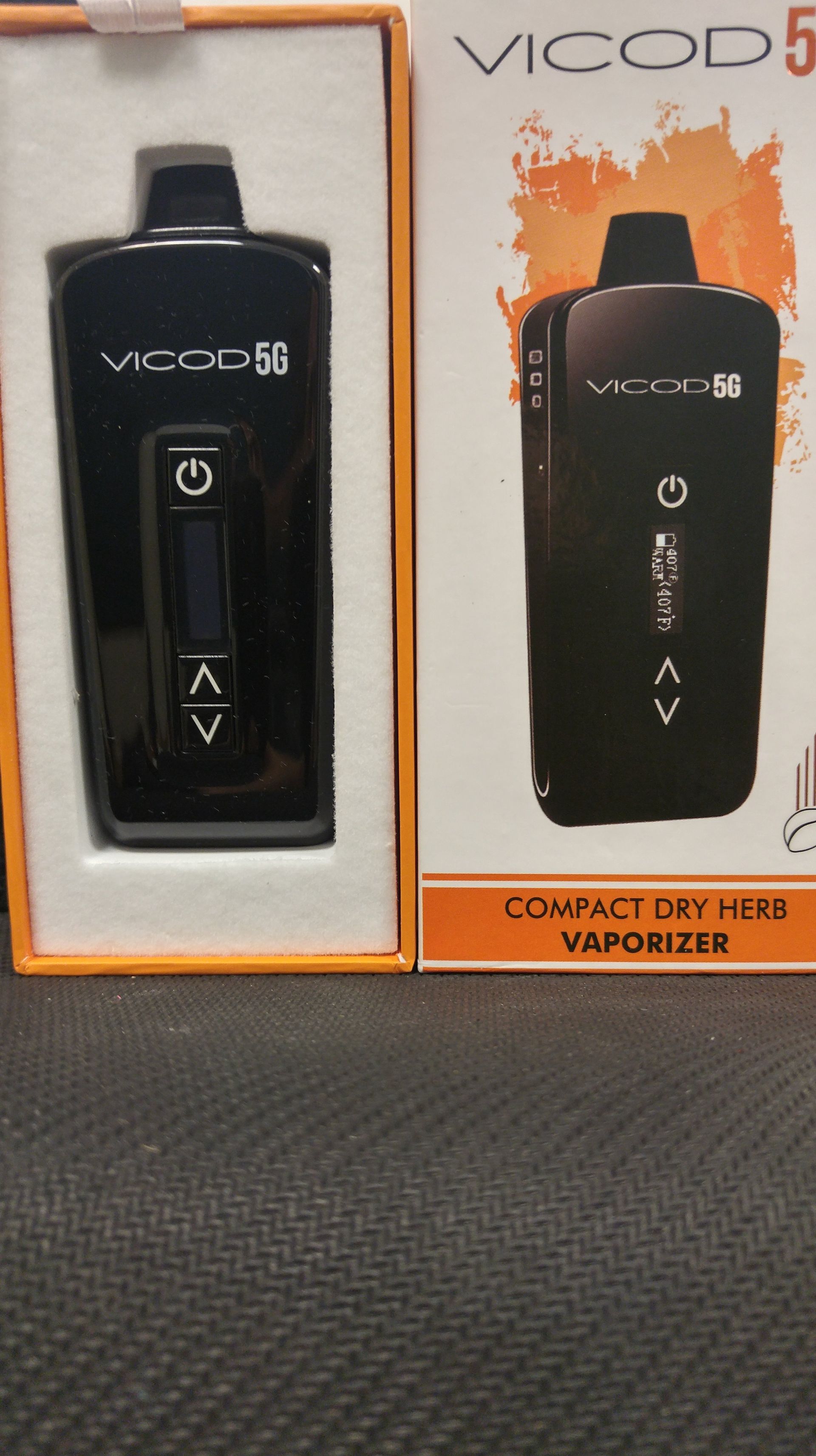 A vicod 5 compact dry herb vaporizer is in a box