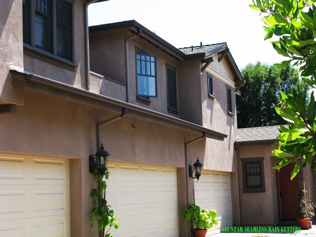 A row of apartment buildings with white garage doors