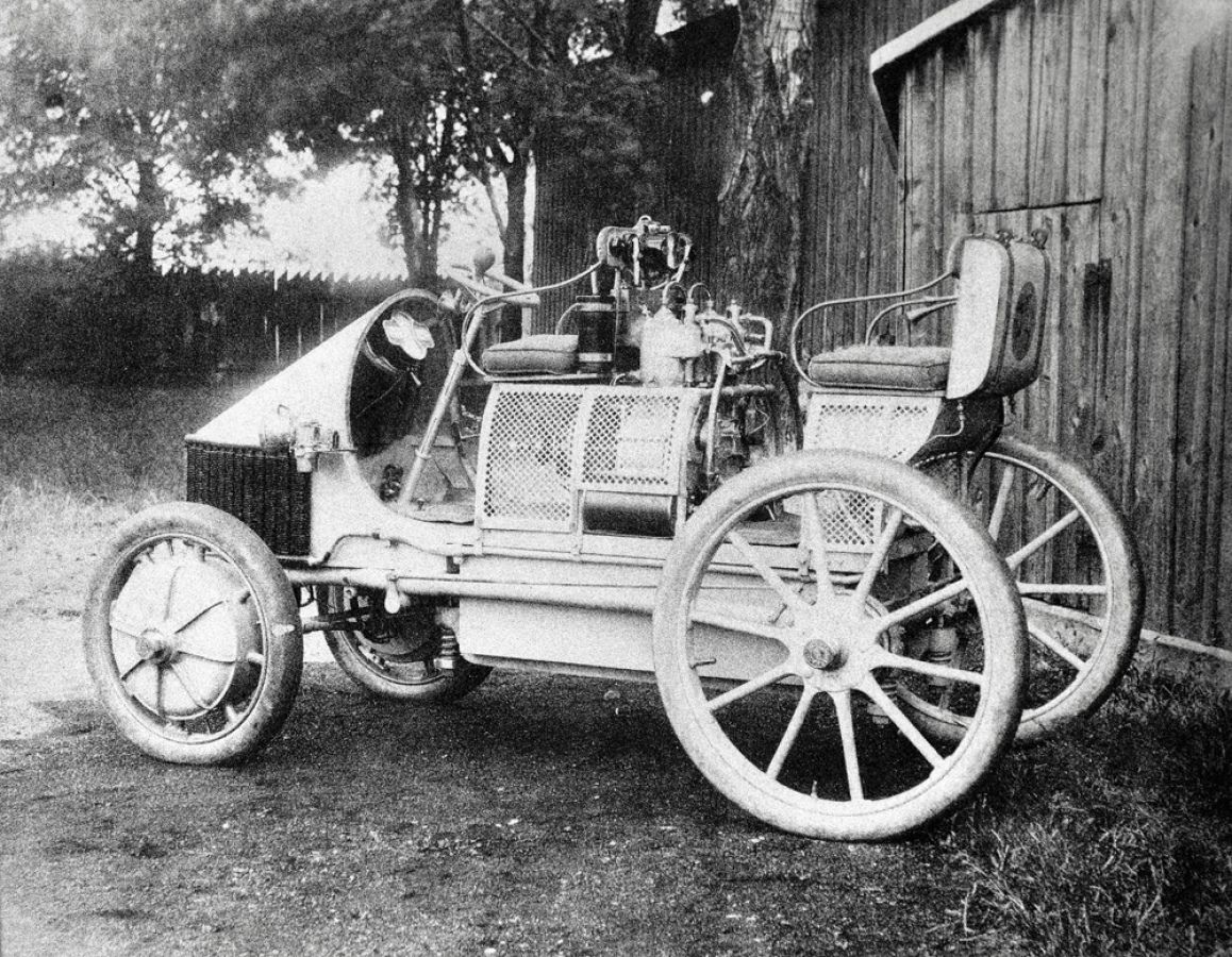 In 1900, Dr. Ferdinand Porsche created the world’s first fully functional hybrid car called the “Semper Vivus”