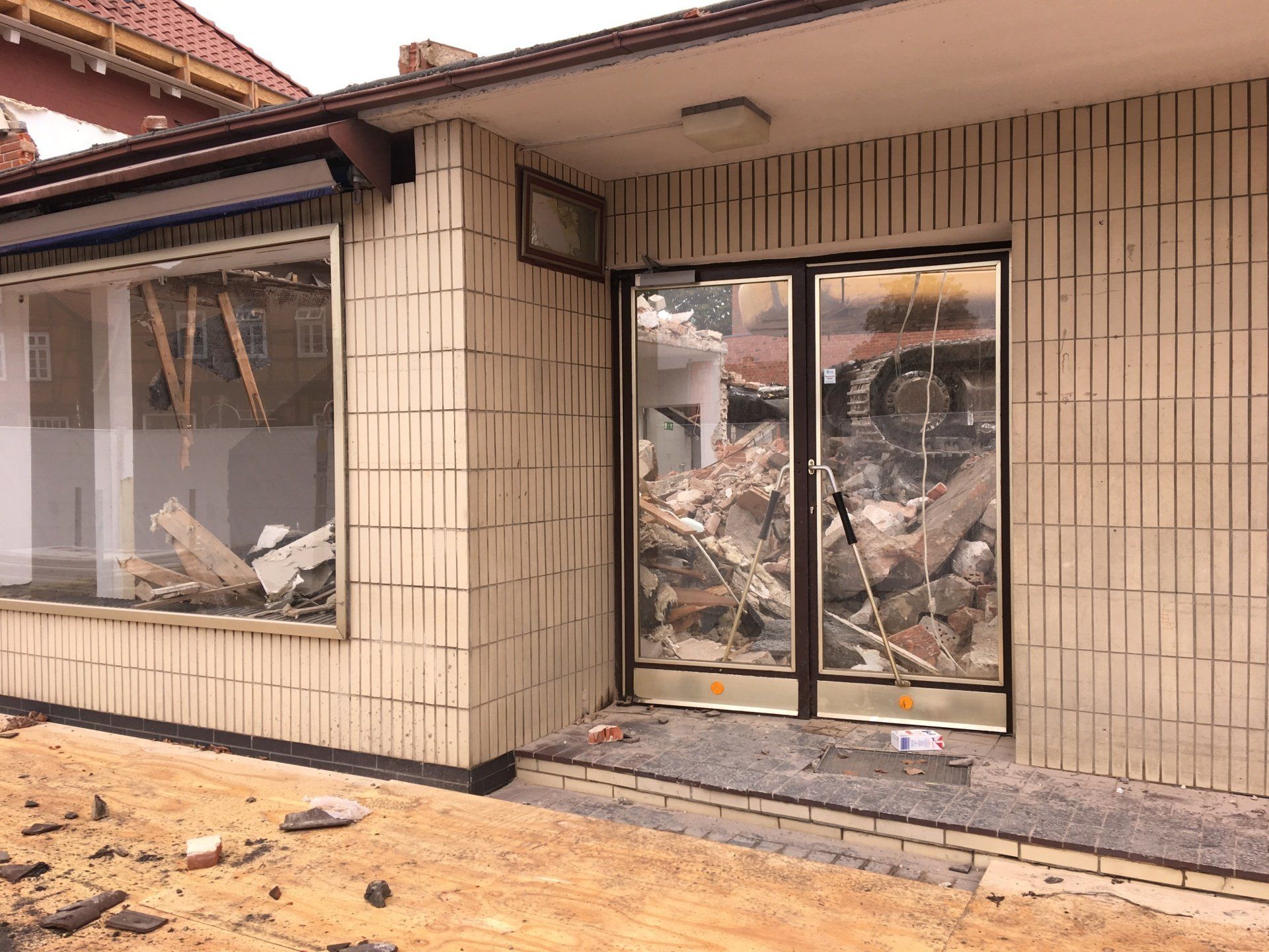 Ein Gebäude mit viel Schutt davor