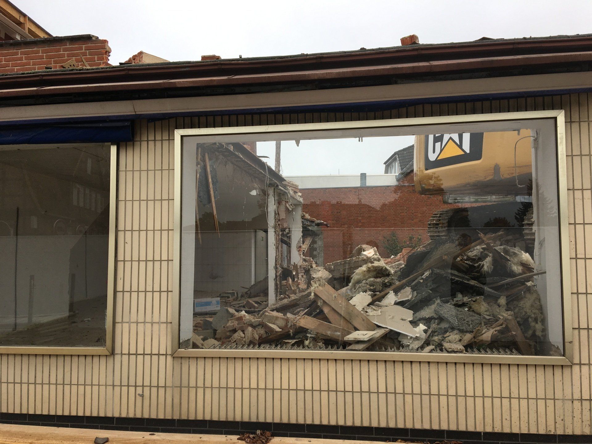 Ein Gebäude, das abgerissen wird und über ein großes Fenster verfügt.