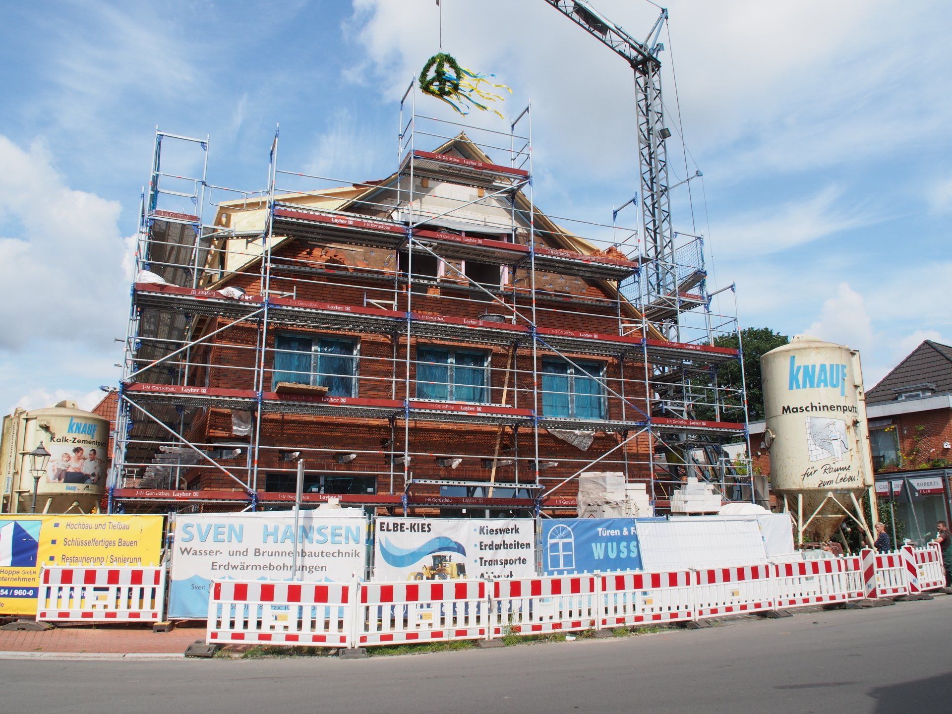 Ein Gebäude im Bau mit Gerüsten und einem Schild mit der Aufschrift Knauf