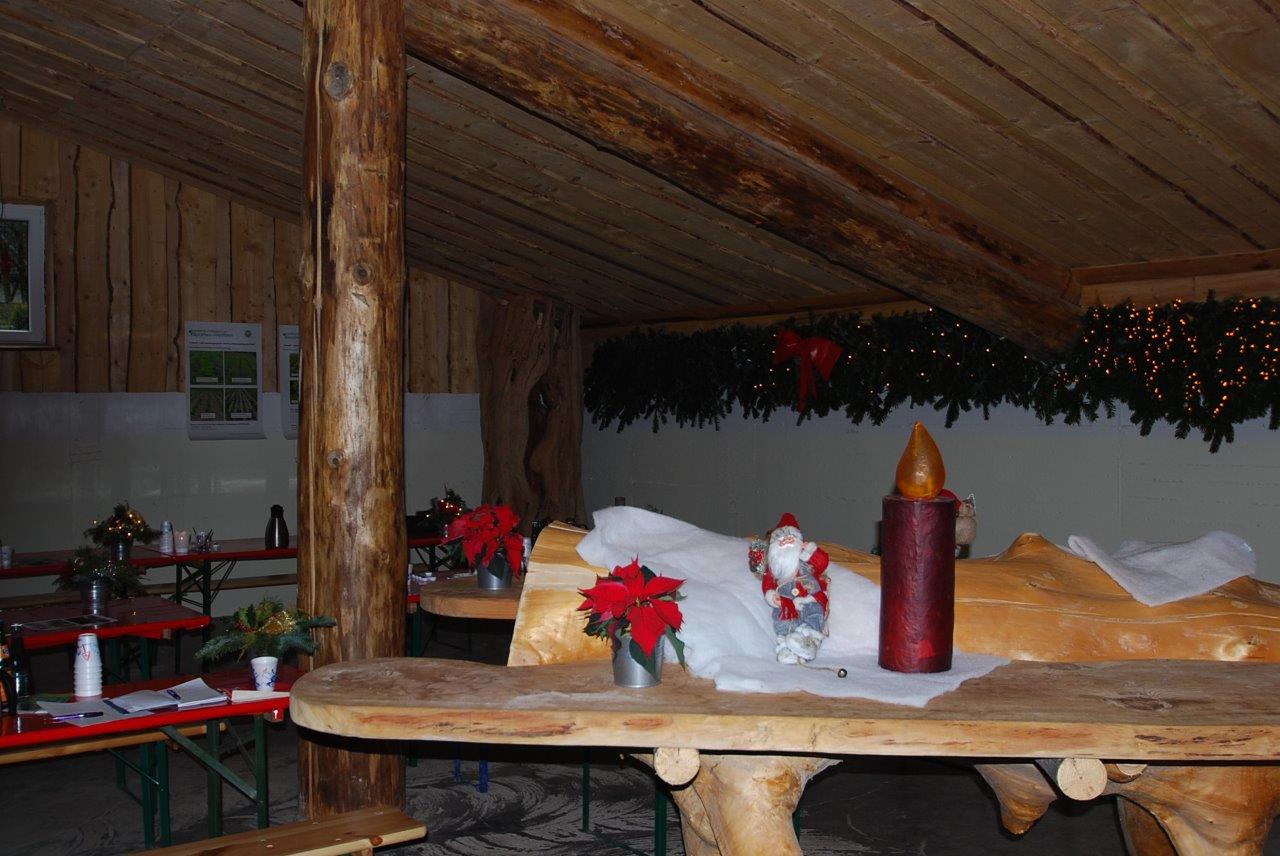 Ein Holztisch mit einer Kerze darauf