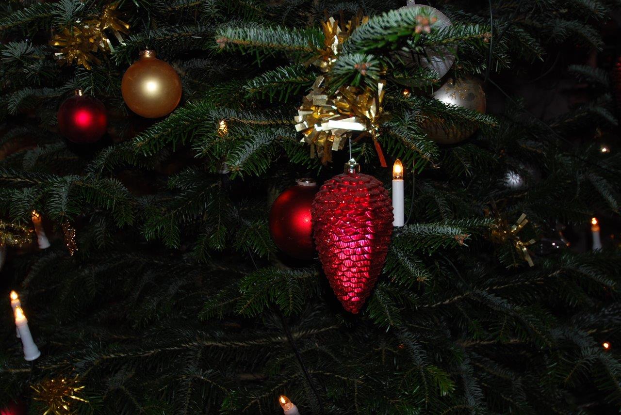 Eine Nahaufnahme eines Weihnachtsbaums mit Dekorationen und Kerzen