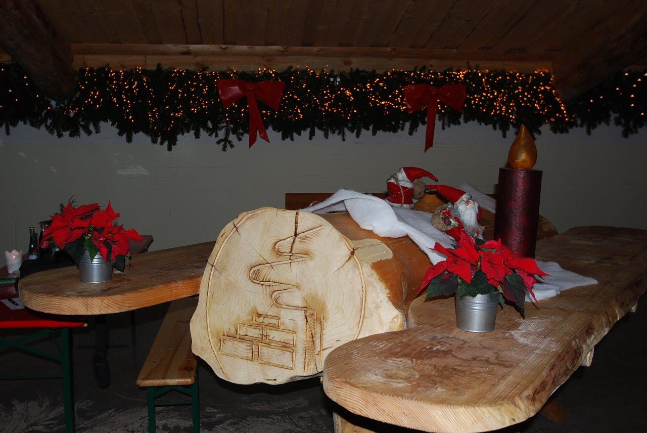 Ein Holztisch mit Blumen und Kerzen darauf