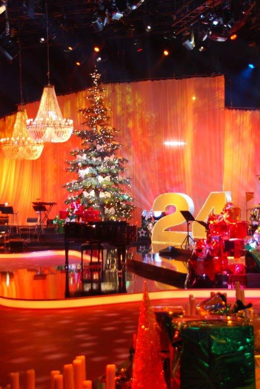 Eine Bühne mit einem Weihnachtsbaum und der Zahl 24 darauf